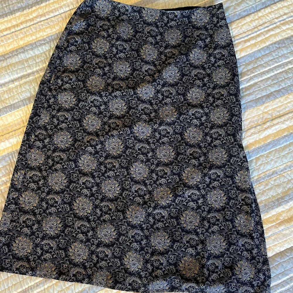 VILLAGER Flair Skirt. Navy Blue with floral design size 14P Petite. Excellent